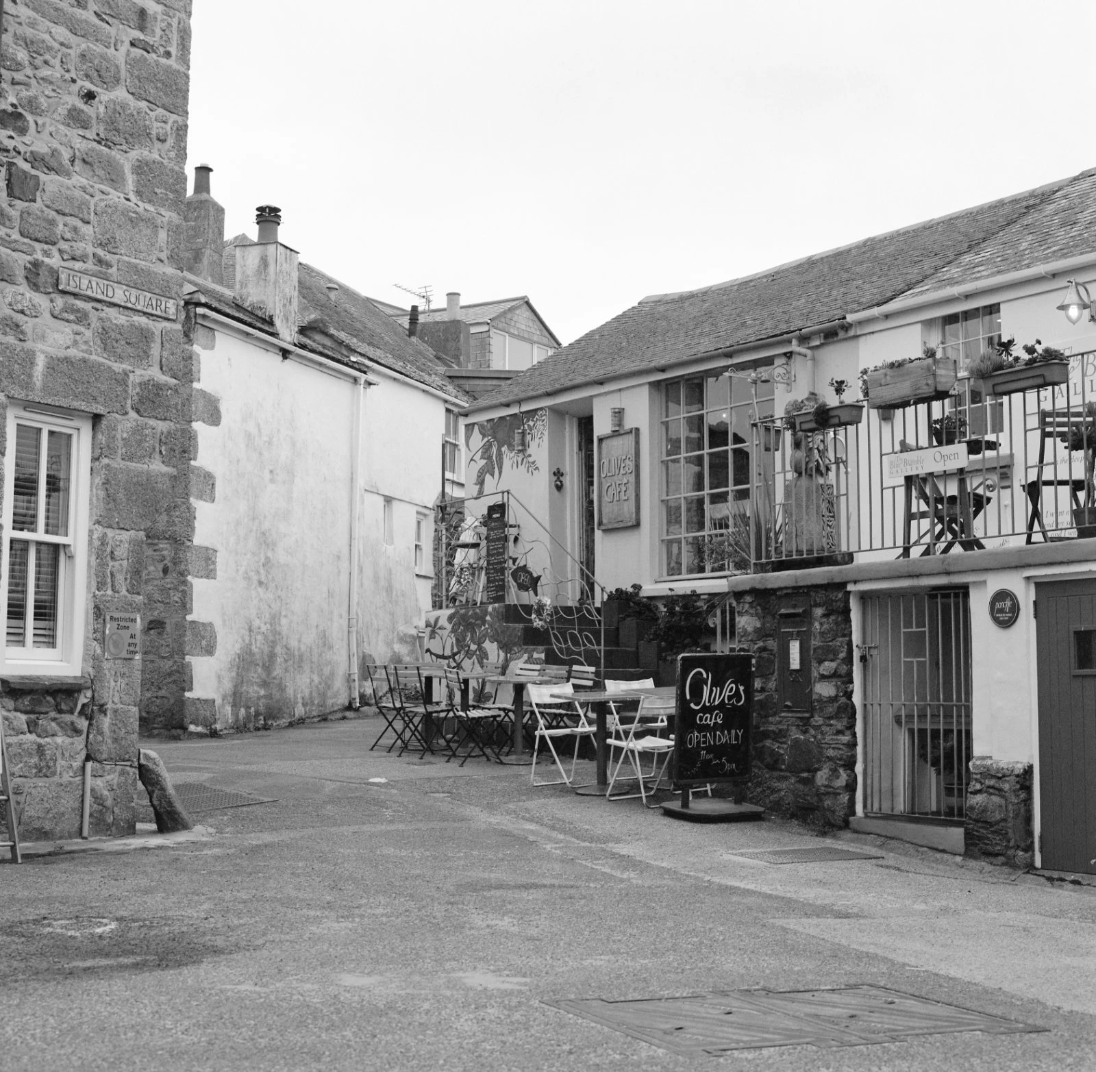 © Christopher Llewellyn - all rights reserved